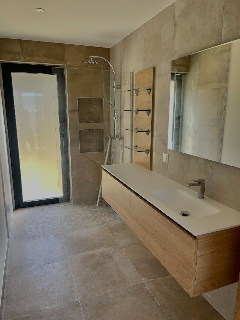 Salle de bain moderne - Finition bois et grès cérame