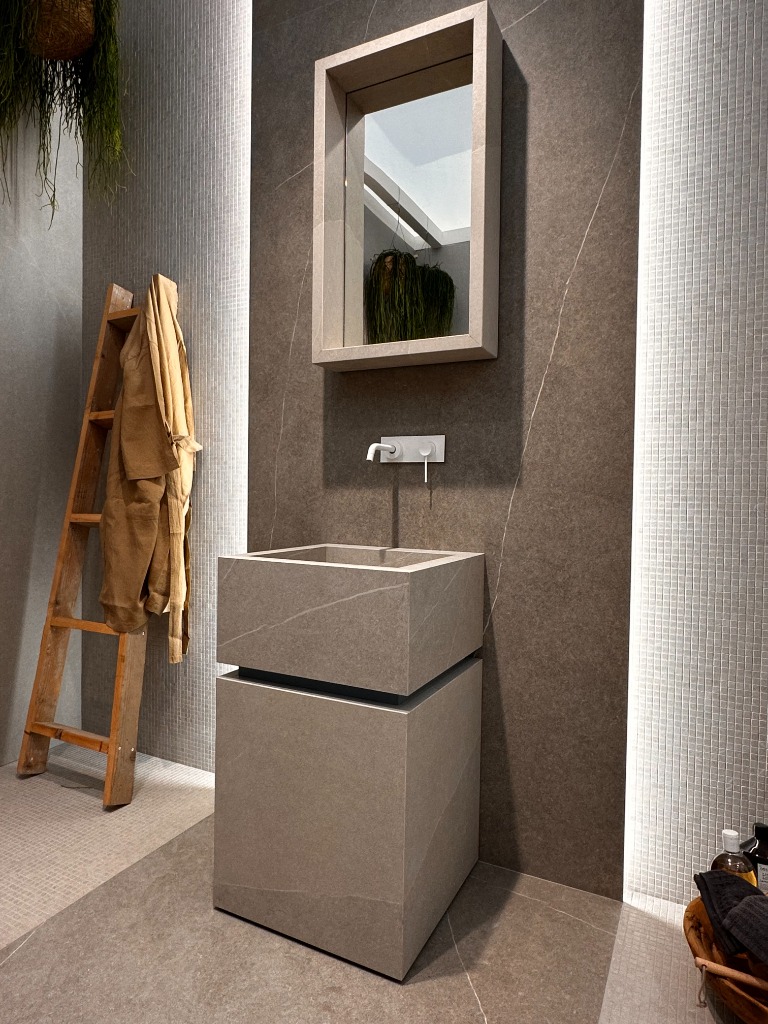 Salle de bain design avec vasque monolithique et carrelage vertical texturé