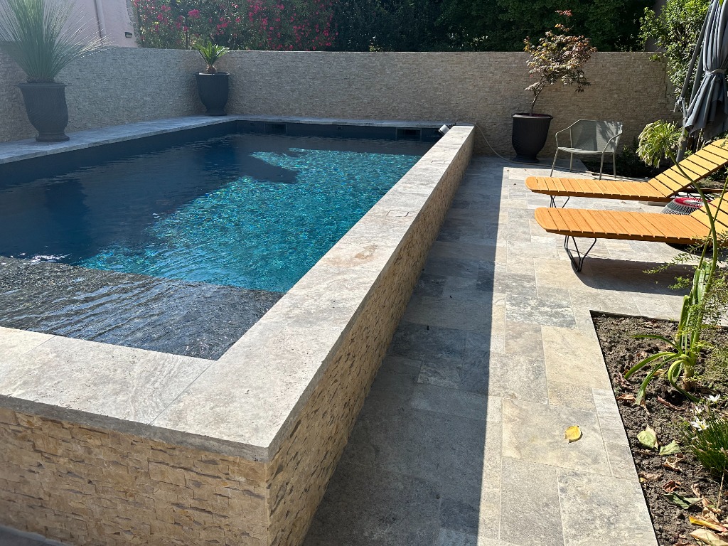 Terrasse extérieure et abord de piscine avec carrelage antidérapant beige